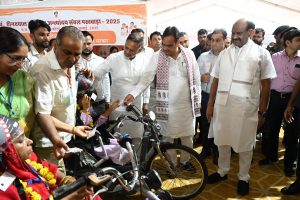 मुख्यमंत्री ट्राई साईकिल वितरित करते हुए
