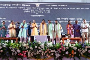 विकास कार्यों का लोकर्पण करते हुए मुख्यमंत्री_3